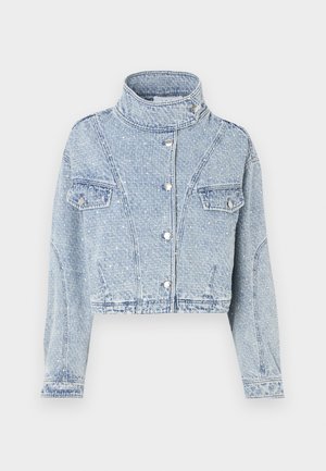 Jachetă din denim ușor albastru, croită, cu guler înalt, închidere cu nasturi și două buzunare aplicate în față. Prezintă detalii texturate subtile.