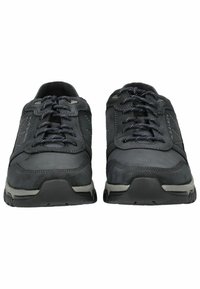 Scarpe da ginnastica nere con punta rotonda, tomaia in pelle texturizzata e suola rinforzata. Lacci grigi, colletto imbottito e marchio discreto sui lati.
