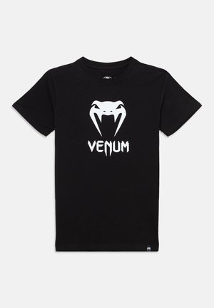T-shirt noir à manches courtes avec un logo tête de serpent stylisé blanc et le texte "VENUM" en police audacieuse et angulaire au centre devant.