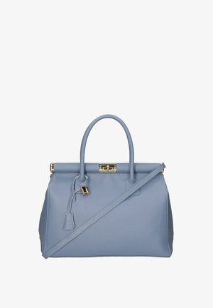 Helleblaue Lederhandtasche mit zwei Griffen, einem abnehmbaren Schulterriemen und einem silbernen Verschluss. Sie hat eine strukturierte Oberfläche und minimales Zubehör.