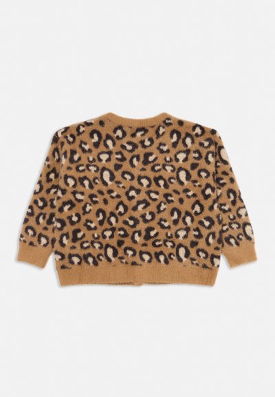 Hnedý chlpatý sveter s čierno-bielym leopardiím vzorom, dlhé rukávy a rebrované manžety a lem, položený na bielom pozadí.