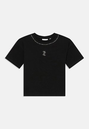 T-shirt preta feita de algodão macio, com gola redonda, mangas curtas e detalhes em cristal ao redor do decote e um logótipo.