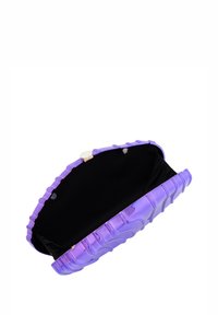 Lila hårdskalshandväska med texturerad vågdesign, svart tyginteriör, guldfärgad hårdvara och lås. Öppen orientering visas.