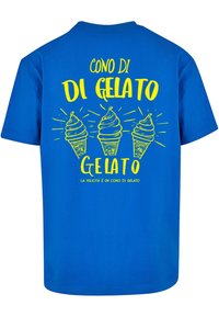 Blå bomulls t-skjorte med tre gule illustrerte iskjegler med teksten "CONO DI GELATO" og "LA FELICITÀ È UN CONO DI GELATO."