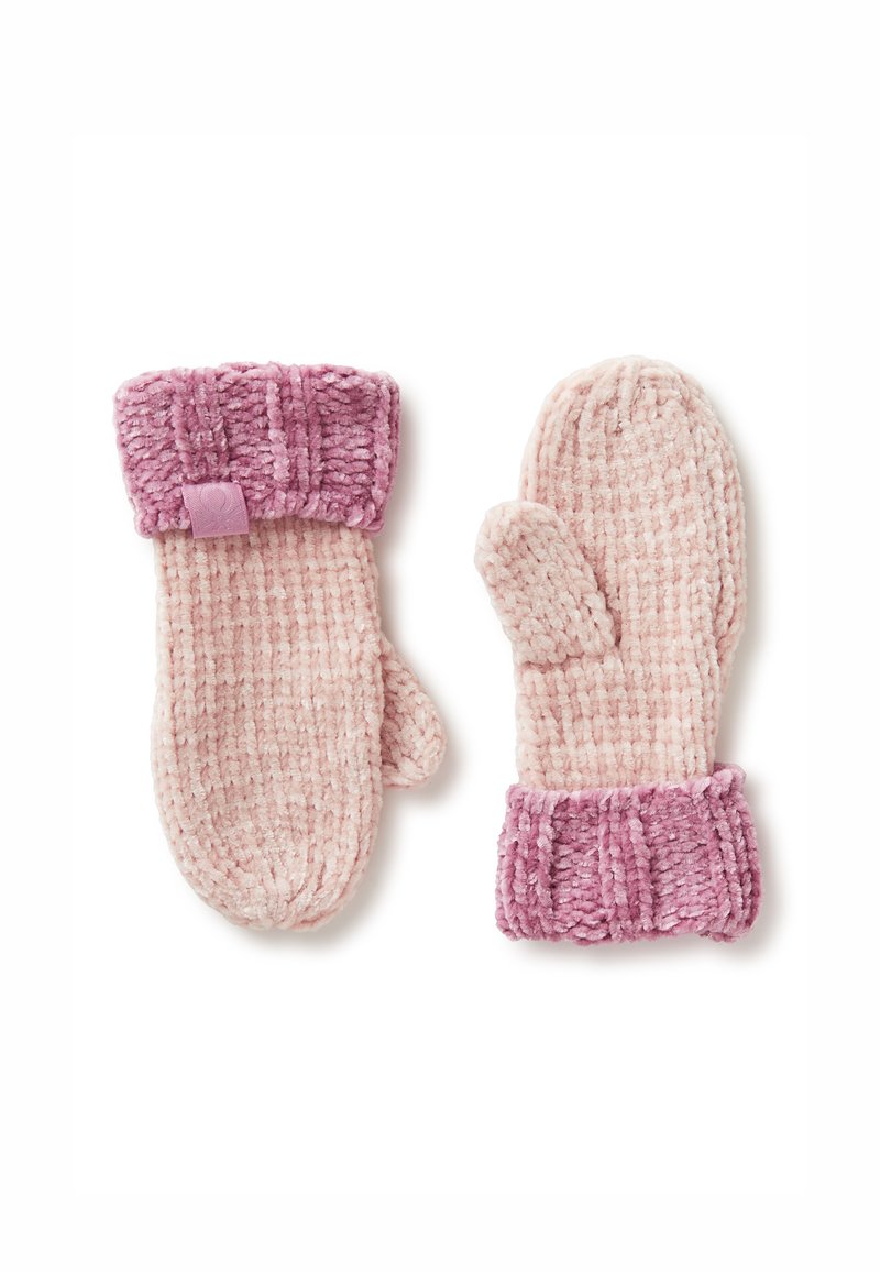 Gestrickte Fäustlinge in Hellrosa mit einer strukturierten Oberfläche. Umgeschlagene Bündchen in einem dunkleren Rosa, mit einem kleinen Etikett auf einem Fäustling.