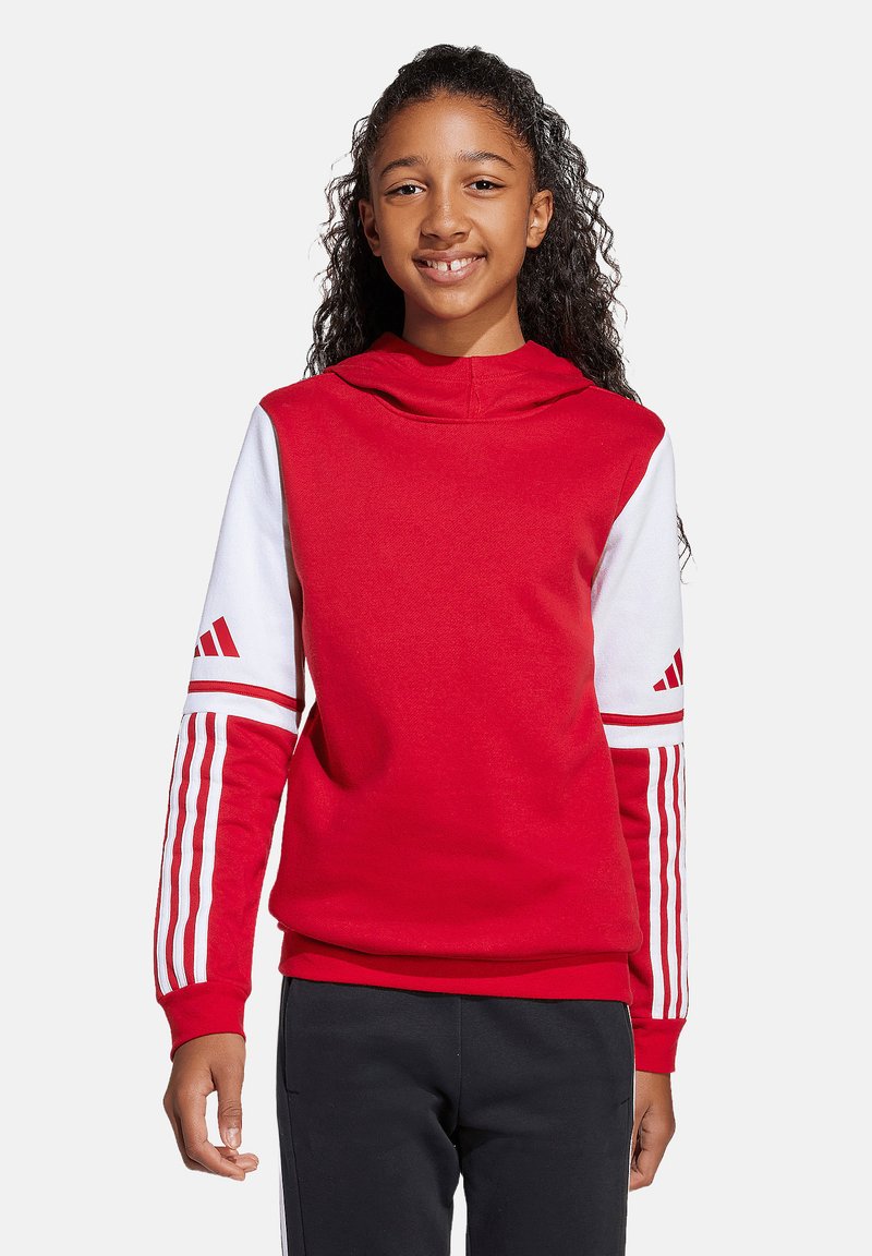 Rode sweatshirt met een capuchon, met witte mouwen. Gestreepte accenten op de mouwen en logo-details. Zacht materiaal en een relaxed fit.