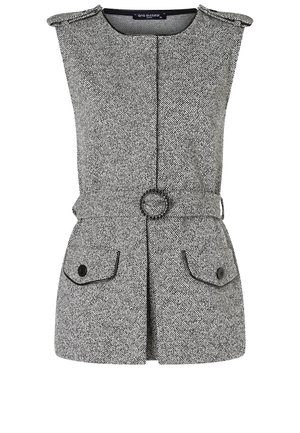 Grijze tweed gilet met een riem om de taille, ronde gesp, twee klepzakken en schouderepauletten. Kenmerkend is de gestructureerde, gemusterde stof.