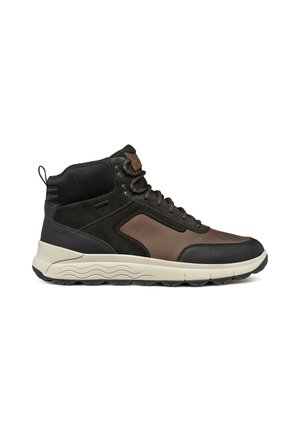 Botas de senderismo que combinan cuero negro y gamuza marrón. Diseño de media caña con una suela de goma texturizada y cierre con cordones.
