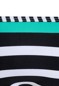 Schwarz-weißer gestreifter Stoff mit einem akzentuierten Teal-Band. Die Textur ist glatt, und die Streifen sind gleichmäßig verteilt, was ein auffälliges Muster schafft.
