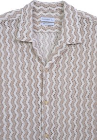 Chemise à manches courtes, col ouvert en tissu en crochet avec un motif zigzag blanc et beige, dotée de boutons ronds beiges, coupe décontractée.