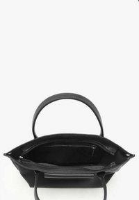 Sac à main en cuir noir avec un design structuré, des poignées supérieures et un intérieur ouvert comprenant une poche zippée. Texture lisse, accents minimalistes.