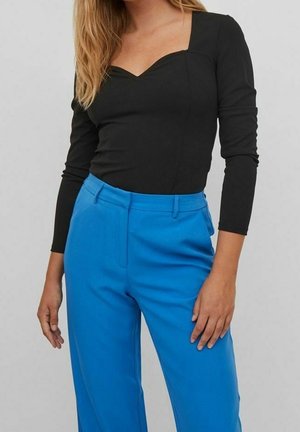 Czarne body z długim rękawem i kwadratowym dekoltem, zestawione z niebieskimi spodniami z wysokim stanem, o gładkiej teksturze i dopasowanym kroju.