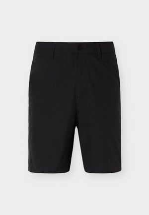 Shorts noirs mi-genoux avec fermeture à bouton et passants pour ceinture, présentés sur un fond gris clair uni.