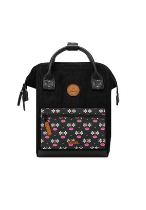 Zwarte corduroy rugzak met leren accenten, bloemenpatroon met roze lippen en madeliefjes op de voorzak, dubbele handvatten, en een ritscompartiment voorin.