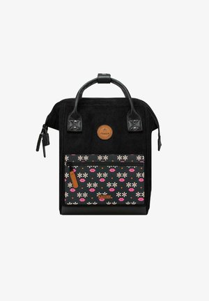 Schwarzer Cordura-Rucksack mit Lederakzenten, florales Muster mit pinken Lippen und Gänseblümchen auf der Vordertasche, doppelte Griffe, mit Reißverschluss versehenes Hauptfach.