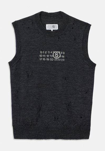 Colete de malha sem mangas em cinza carvão com buracos desgastados e logótipo numérico branco centrado à frente.
