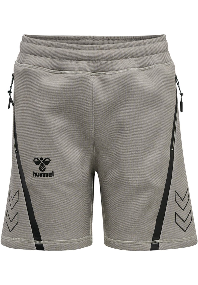 Graue Sportshorts aus strukturiertem Material, mit elastischem Bund, seitlichen Taschen und schwarzen Chevron-Akzenten. Enthält das Markenlogo in Schwarz.