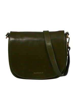 Borsa a tracolla in pelle verde scuro con pattina curva, tracolla regolabile, hardware color oro e logo del marchio impresso sul davanti.