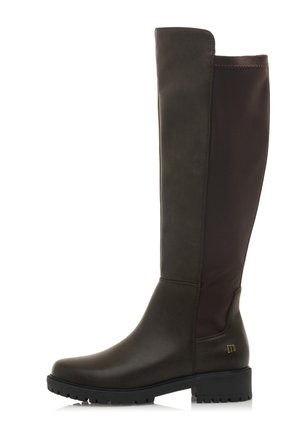 Botas marrones hasta la rodilla con una sección inferior de cuero liso y una parte superior de tela elástica. Presenta una suela texturizada para mayor tracción y un logotipo de acento dorado.