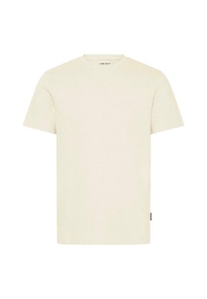 Kortermet, rundhalset T-skjorte i lys beige, teksturert stoff med en liten logodetalj på brystet og en etikett på siden.