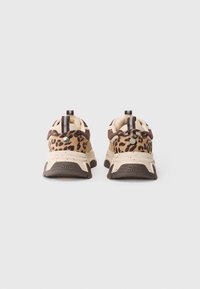 Un paio di sneaker leopardate beige e marroni viste da dietro, con suole marroni scure e linguette di trazione con accenti a strisce.
