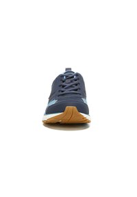 Blauwe sportieve schoen met een gestructureerde bovenkant, contrasterende lichtblauwe accenten, dikke rubberen zool en donkergrijze veters. Vooraanzicht, minimale achtergrond.