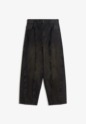 Sorte bredbenede denimbukser med synlige sømme og frynsede kanter, der har to forlommer og et højtaljede design.