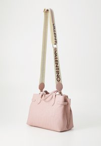 Roza usnjena torbica z vdelanim logotipom "Valentino". Opremljena z dvema ročajema in kontrastnim trakom s tekstom, z zlatimi kovinskimi dodatki.