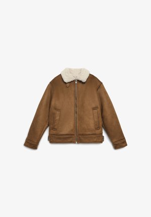 Braune Lederbomberjacke mit einem weißen Kunstfellkragen, Reißverschluss, Seitentaschen und gerippten Bündchen. Glatte Textur mit minimalen Details.