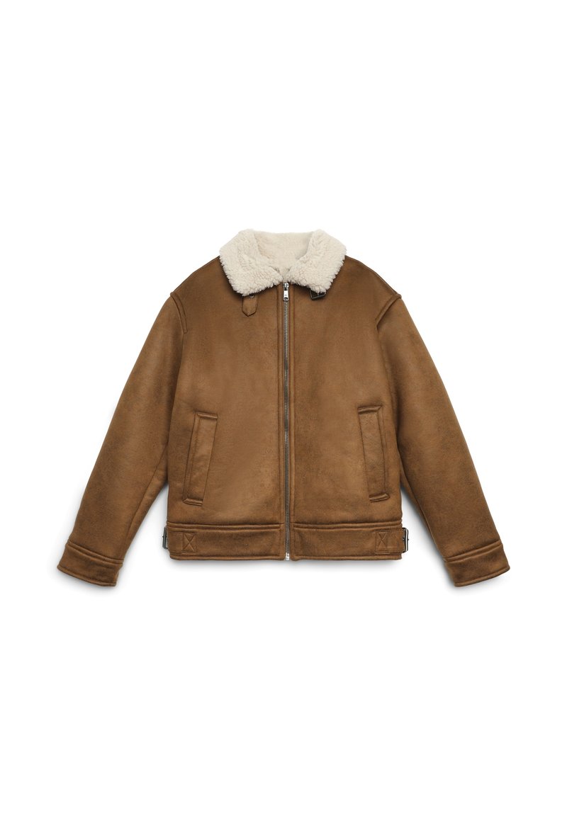 Giacca bomber in pelle marrone con colletto in pelo sintetico bianco, chiusura con zip, tasche laterali e polsini a coste. Texture liscia con dettagli minimi.