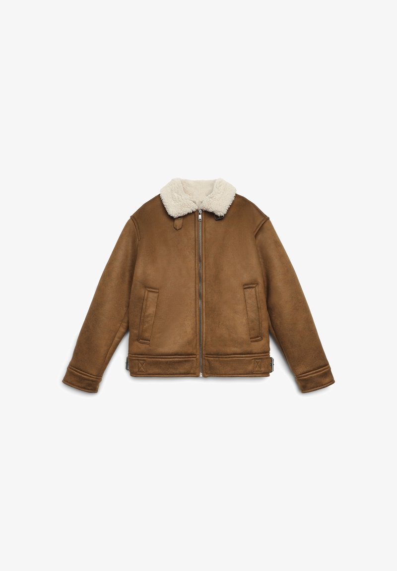 Braune Lederbomberjacke mit einem weißen Kunstfellkragen, Reißverschluss, Seitentaschen und gerippten Bündchen. Glatte Textur mit minimalen Details.
