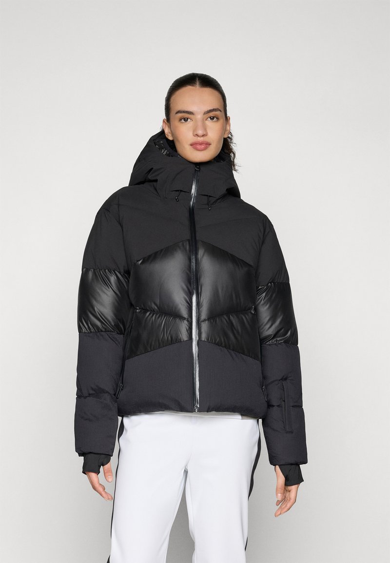Schwarze Pufferjacke mit Kapuze, die eine Kombination aus matten und glänzenden Texturen aufweist, mit Reißverschluss und übergroßen Ärmeln.