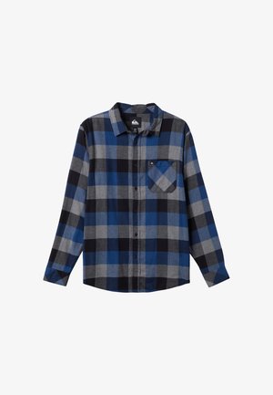 Camisa de franela de manga larga en un patrón de cuadros azul, negro y gris. Cuenta con un cierre de botones en la parte delantera y un bolsillo en el pecho con una tapa en forma de diamante. Textura suave.