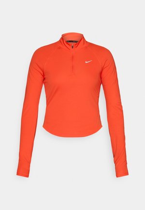 Oranžs garām piedurknēm sporta krekliņš ar puskabatu, izgatavots no viegla, elastīga auduma. Uz krūtīm ir Nike logo.