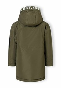 Olivgrön parka-jacka tillverkad av slät tyg, med huva och vit logodetalj, långa ärmar och rak skärning.