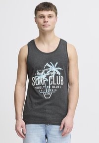Graues Tanktop aus Baumwolle mit rundem Ausschnitt, versehen mit einem Palmenmotiv und dem Text "Surf Club" in Weiß.