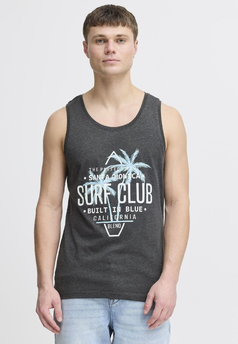Graues Tanktop aus Baumwolle mit rundem Ausschnitt, versehen mit einem Palmenmotiv und dem Text "Surf Club" in Weiß.