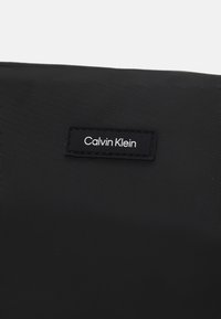 Calvin Klein ESSENTIAL WAISTBAG - Jostas soma - black