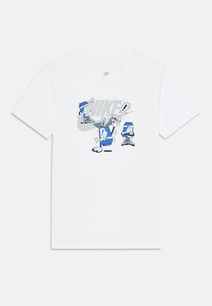 T-shirt blanc Nike avec des baskets bleues animées exécutant des mouvements de breakdance et un grand logo Nike gris en arrière-plan.