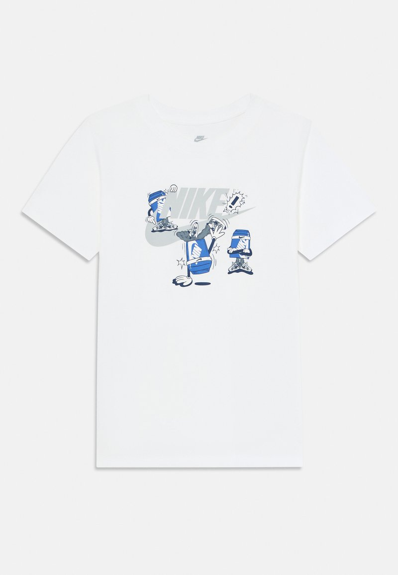 T-shirt branco da Nike com ténis azuis animados a realizar movimentos de breakdance e um grande logo cinzento da Nike ao fundo.