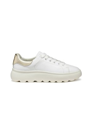 Baskets en cuir blanc avec une semelle arrondie et un fond en caoutchouc texturé. Présentent un accent doré au niveau du talon et six œillets pour les lacets.