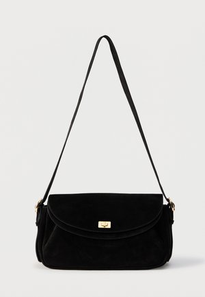 Sac bandoulière en daim noir avec rabat et fermoir rectangulaire doré à tournant, muni d'une seule longue sangle et de côtés doux et structurés.