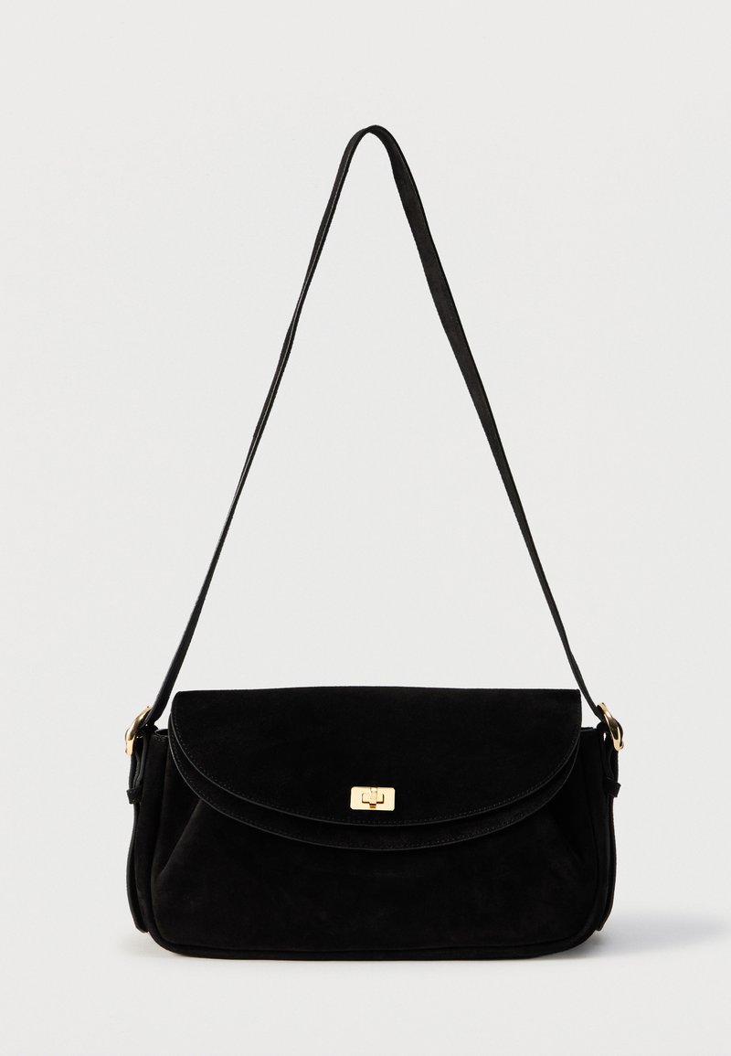 Čierna semišová ramenná taška s klopou a zlatým obdĺžnikovým zámkom na otočenie, vybavená jedným dlhým popruhom a mäkkými štruktúrovanými stranami.
