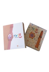 Smartwatch rosa in una scatola con motivi decorativi. La scatola presenta un design grafico colorato, con un cinturino abbinato incluso.