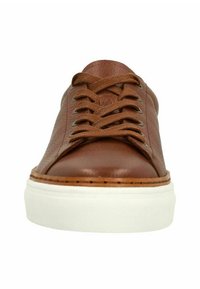 Bruine leren sneaker met een gestructureerde afwerking, vlakke witte rubberen zool en ronde veters. Voorzien van metalen oogjes en een gestikt detail langs de zool.