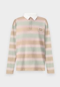 Polo de mangas longas com riscas horizontais em verde pastel, rosa e bege. Apresenta um colarinho branco e um logótipo bordado no peito.