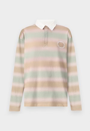 Polo de manga larga con rayas horizontales en verde pastel, rosa y beige. Presenta un collar blanco y un logo bordado en el pecho.