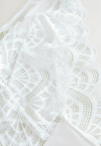 Unselected, white