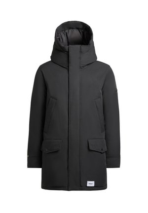 Zwarte gewatteerde winterparka met een voorrijtje bedekt door een flap, twee hoekige borstzakken, twee lagere flapzakken en een klein wit etiket vlakbij de onderrand.