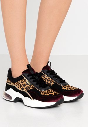 Beensok met laag uitgesneden sneakers met dikke zolen, luipaardprint, zwarte en bordeauxrode fluwelen panelen, en transparante luchtkussens.